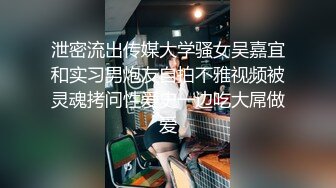 开档牛仔裤清纯又骚美女，和男友居家操逼，舔屌吸吮口活很棒