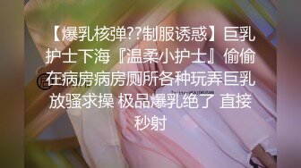 可爱迷人的卷发小姐姐脱光展示身材，小娇乳好想捏一把。