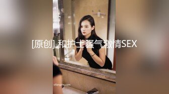 颜值小婊妹露脸，撅着屁股给狼友看逼里塞个AV棒自慰，长相清纯奶子翘挺非常敬业的女主播吃着外卖还自慰