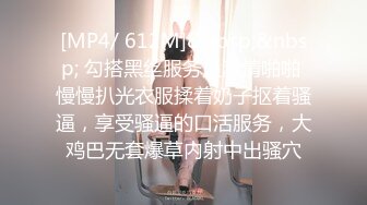 沙滩偷窥短裤美女BB漏出了三分之一被发现后站起来走开了