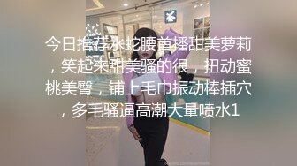 女友霸占电脑玩游戏，无聊只能玩她的奶子了