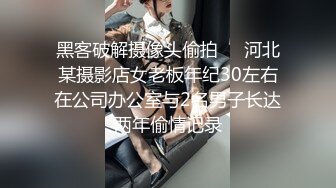 『第一集』刚下飞机还是一个斯斯文文的小乖乖 ,上了车就按耐不住骚气 ,弱弱的舔上了主人的大脚 ,不过接下来的生活和现在会截然不同了