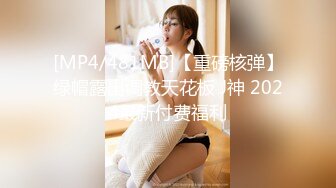 淫荡反差小女仆极品美少女穿上可爱女仆装服务金主爸爸，振动棒紫薇爽的尿屁不停，娇小身材被爸爸抓紧双手后入