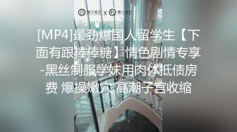 美艳骚妇化好妆陪狼友发骚，全程露脸很是诱惑，表情好骚乳夹小铃铛，道具抽插骚穴，淫水多多叫的骚精彩刺激