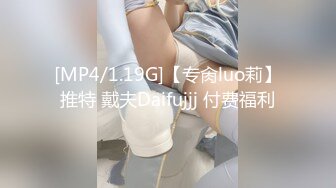 妹子边晾衣服边跟人视频聊天露出奶子