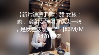 冒險把窗戶破個洞偷看兩個大學妹洗澡,前面妹子粉嫩的乳頭