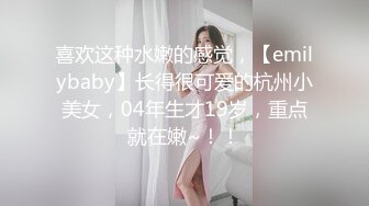 一个用光滑的脸吮吸鸡巴的讨厌的美女荡妇