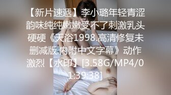 [MP4/ 734M] 尤物骚女两男一女3P激情啪啪，从下往上视角拍摄，两根JB交掰穴揉搓尿尿