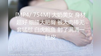 趁大奶少妇的老公出差，偷偷跑到他家把他老婆按到胯下抽插