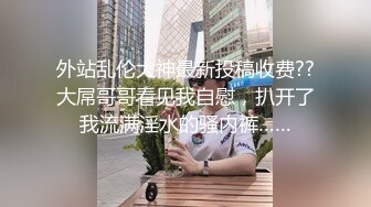 两个颜值不错的小骚妹子酒店开房床上直播自慰诱惑狼友，露脸玩耍大黑牛，骚逼特写从床上玩到卫生间高潮喷水