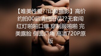 时装模特和摄影师大胆模仿优衣库在试衣间打炮