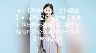 巨乳--女王两只超大西瓜奶，大黑牛震肥厚的屄洞、丁字裤勒逼，淫声放浪，揉奶巨顶！