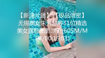 韵味阿姨带着女儿一起上厕所，阿姨还来着姨妈 嘘嘘的尿液流淌着姨妈血