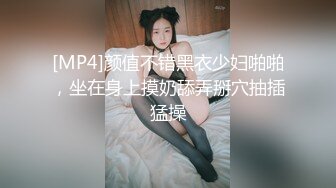 八块腹肌猛攻偷看姐夫洗澡 实在忍不住把他给上了 弟弟一旁淡定走过还给关了门 早已见怪不怪