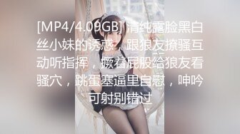 风骚少妇全程露脸会所享受小哥的按摩服务，逼里塞着跳蛋自慰勾搭做足疗的小哥给按逼逼揉奶子，口交舔逼爆草