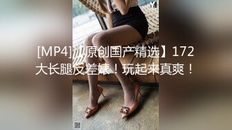 《破解家庭网络摄像头》监控偷拍邻居眼镜少妇喜欢晚上和老公在沙发上做爱这招黄狗射尿还挺有难度的