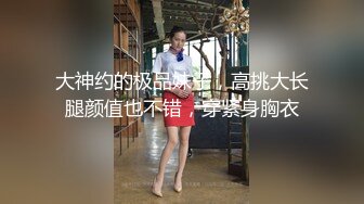 黑色渔夫帽萌萌哒美女带着帽子操逼，美腿牛仔裤还在自拍