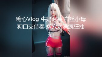 饥渴小骚逼忍不住了在楼道里找刺激口交大鸡巴真骚，回到屋里迫不及待就干上了，顶在门边抽插爆草呻吟