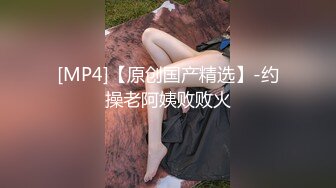 《萤石云破解》一个人在家的留守少妇洗完澡光溜溜的上床抠B自慰