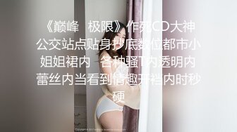 小区楼下的花园厅美艳贵妇，今天格外别致的美，绿色花裙小黑高跟，一直等到她上厕所，如愿以偿拍到那迷人的森林！