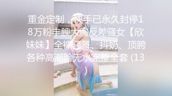 十二月新流出魔手外购极品厕拍（闺蜜吐了、美女疯狂挠BB）闺蜜喝多了妹子陪着上厕所把自己的BB贡献了