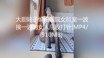 颜值不错的小少妇勾搭上门维修的师傅，给师傅深喉口交大鸡巴主动上位抽插浪荡呻吟，道具抽插骚逼表情好骚