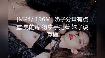 幸福老哥双飞00后嫩妹一线天极品美穴，情趣肚兜大白美乳，轮流骑上来抽插，近距离视角特写，操完两个妹纸互玩