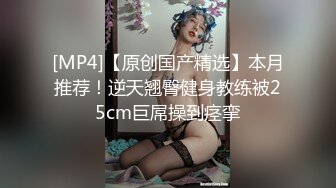 修过逼毛的骚货母狗露脸镜头前被小哥调教，跟狼友互动撩骚还要深喉舔弄大鸡巴