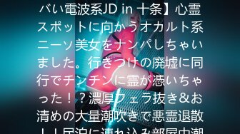 11月最新流出百元沟厕新作绝顶视角多逼同框临场感是十足仔细看手机的靓妹