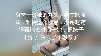 小骚货连吃jb的时候都要扭扭屁股