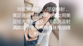 短发高颜值气质丰满妹子自摸扣逼诱惑，揉搓大奶近距离特写手指插入扣弄，快速摩擦非常诱人