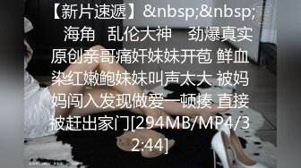 让老婆含着一个假鸡巴被干，她说她有种真的在3p的错觉，做爱的时候稍微说一句她被别人干，立刻就淫水泛滥