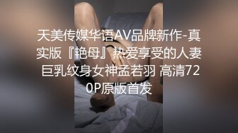 穿着情趣内衣黄瓜戴套玩自慰