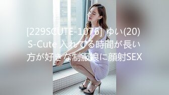 豹纹内衣美少女向网友展示自己毛不多的小嫩B