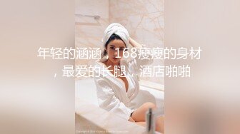 白色床单上的美女