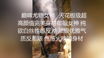 调教熟女妈妈 脚在抽搐 痒痒 爽不爽 受不了了 知道自己喷了几次 被两小伙调教成一个会喷水的母狗